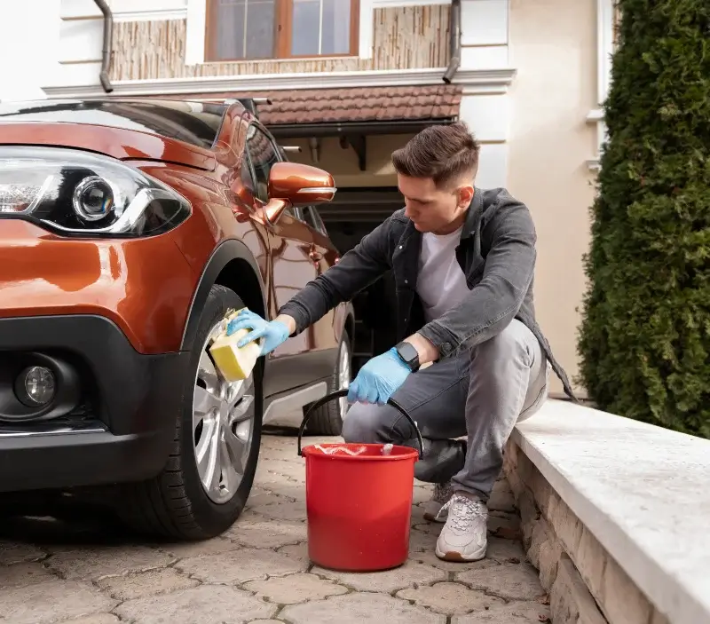 Lavage auto à domicile Orconte : professionnel intervenant sur un véhicule